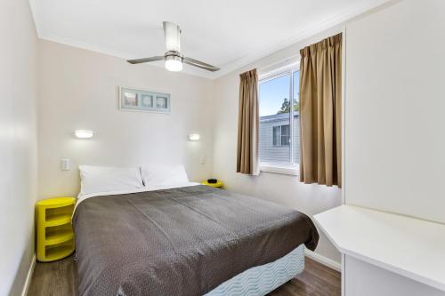 1 dormitorio con cama y ventana en Narrabri Big Sky Caravan Park, en Narrabri