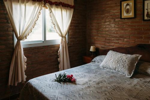 una camera da letto con un letto con una composizione floreale di Cerro Molinos a Potrero de Garay