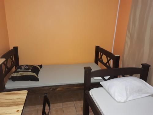 um quarto com 2 beliches e uma mesa em Hotel Latino em San José