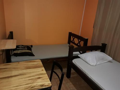 Habitación con cama, mesa y silla en Hotel Latino, en San José