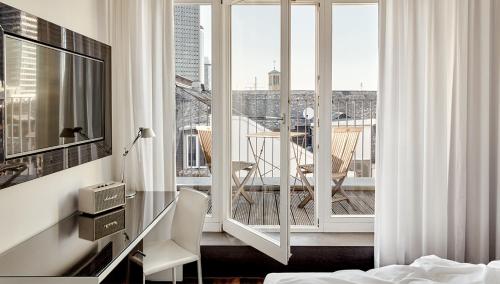 Ett badrum på The Pure, Frankfurt, a Member of Design Hotels