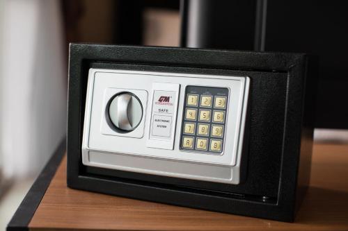 a digital clock sitting on top of a table at MTREE Hotel Nilai - KLIA Airport in Nilai