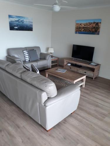 TV a/nebo společenská místnost v ubytování Pandanus Coolum Beach