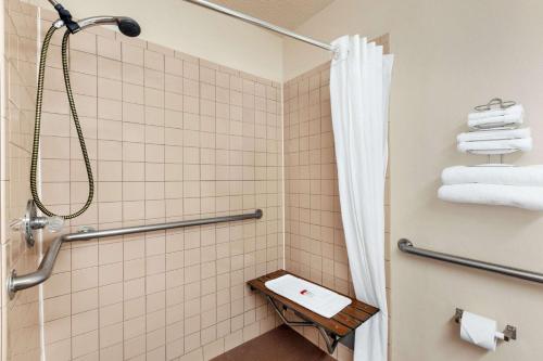 Ванная комната в Super 8 by Wyndham Waco University Area