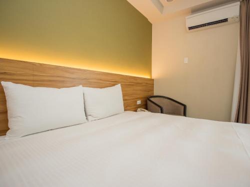 Postel nebo postele na pokoji v ubytování Jiuwu Hotel