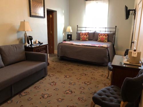Una cama o camas en una habitación de Hotel Sutter