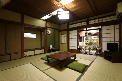 朝来市にある群鶴亭のテーブル付きの部屋