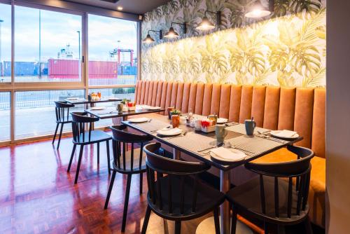 aha ハーバー ブリッジ ホテル＆スイーツにあるレストランまたは飲食店