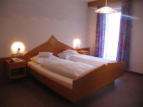 A bed or beds in a room at Hotel Reichegger
