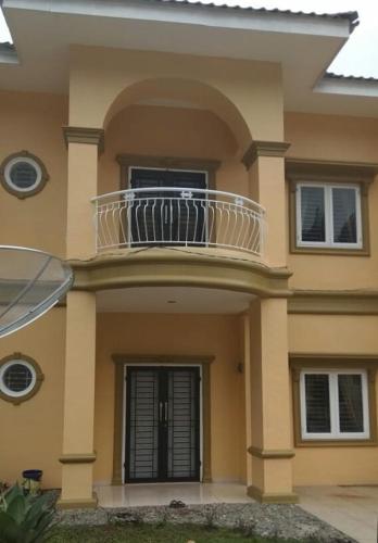 uma casa grande com uma varanda em cima em Villa Brastagi Resort Jalan Mimpin Tua Blok C No. 41 em Berastagi