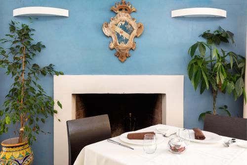a dining room with a table and a blue wall at Borgo di Luce I Monasteri Golf Resort & SPA in Syracuse