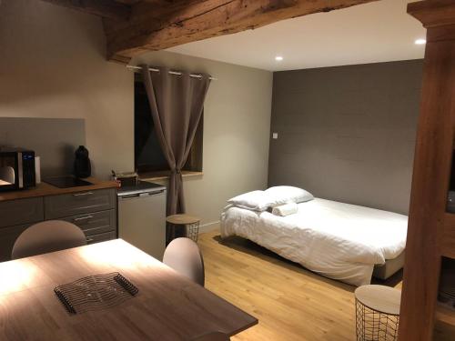 En eller flere senge i et værelse på Domaine des Dutreve