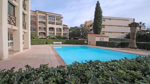 une piscine devant un immeuble dans l'établissement Coralines, à Sainte-Maxime
