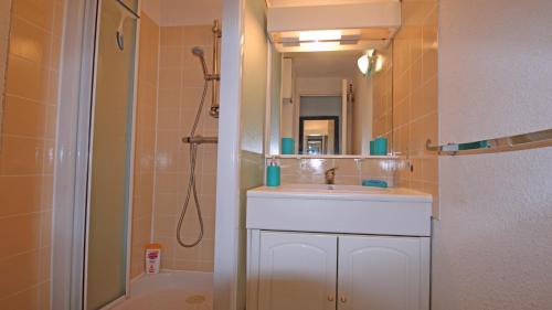 une salle de bain avec un lavabo et une douche dans l'établissement Coralines, à Sainte-Maxime
