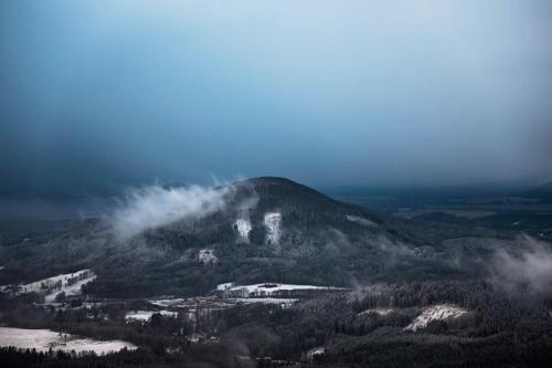 a view of a mountain with clouds on it at Chalupa Lužické hory in Dolní Světlá