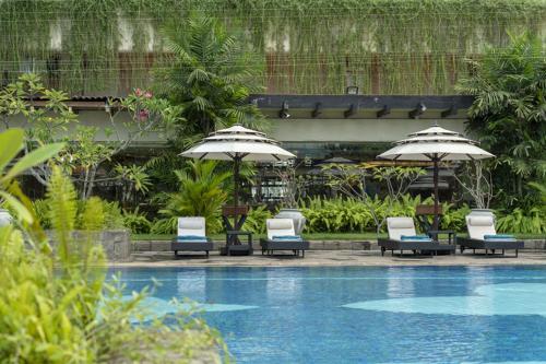 Piscina de la sau aproape de Taj Samudra