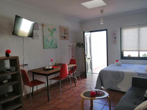 - une chambre avec un lit, une table et des chaises dans l'établissement Ayla 2, à Playa Quemada