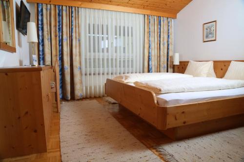Llit o llits en una habitació de Gasthof Engelhof