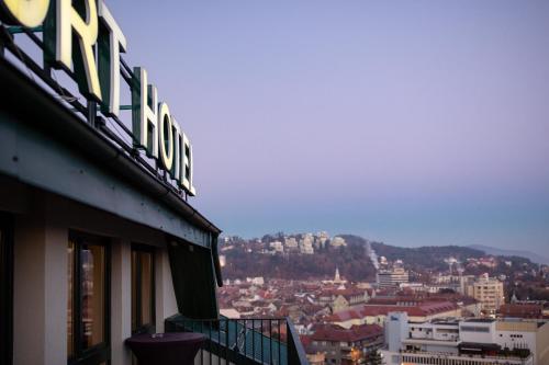 Nespecifikovaný výhled na hory nebo výhled na hory při pohledu z hotelu