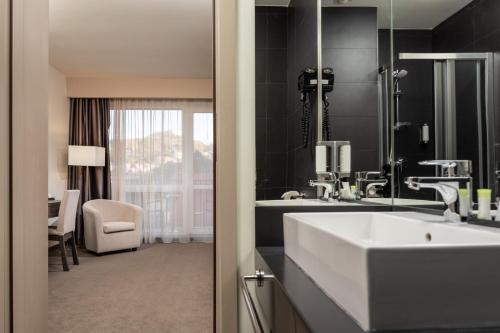 Ett badrum på Belfort Hotel