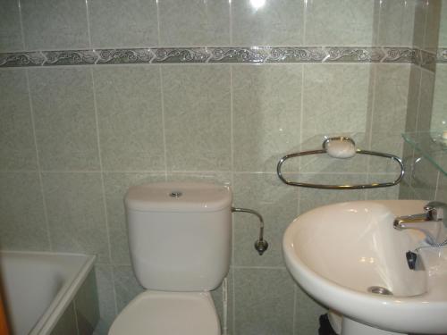 ポルトノボにあるATICO LAS FLORESのバスルーム(トイレ、洗面台付)