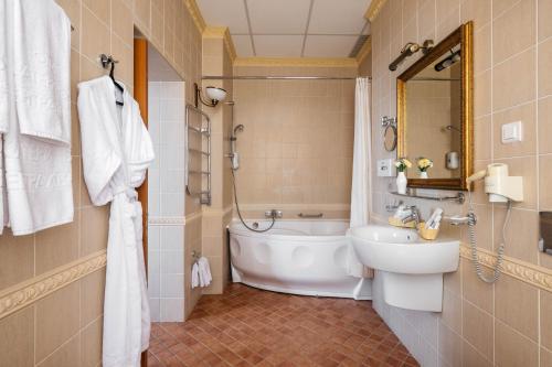 Kúpeľňa v ubytovaní Tsentralny by USTA Hotels