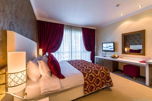 Grozny City Hotel tesisinde bir odada yatak veya yataklar