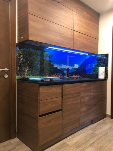 a fish tank in a kitchen with a large aquarium at Apartmani Astoria 1 in Jahorina