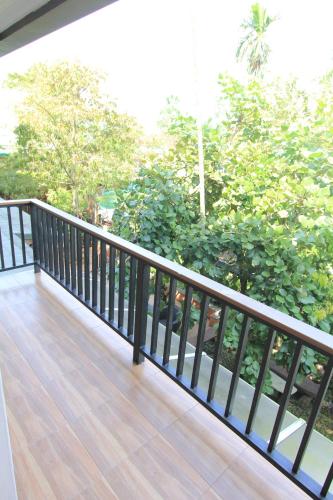 Un balcón o terraza en Baantip Suantong