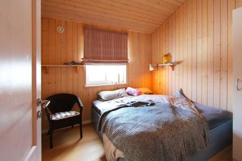 SteinbergkircheにあるFerienhaus Fjellerupのベッドと窓が備わる小さな客室です。