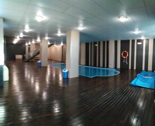 a large hall with a wooden floor and blue floors at Snow in Miramar in Sierra Nevada