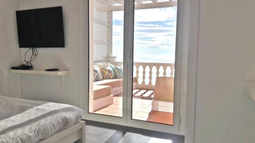 Кровать или кровати в номере Amazing seaview apartment with terrace & parking - Casa ArteVida