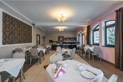 シュツァブニツァにあるVenaのテーブルと椅子のあるレストラン、キッチンが備わります。