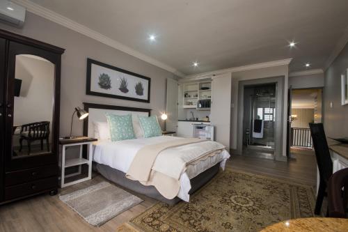 מיטה או מיטות בחדר ב-Hillside Guesthouse Umhlanga