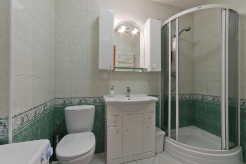 ソポトにあるApartments Torino Sopotのバスルーム(トイレ、洗面台、シャワー付)