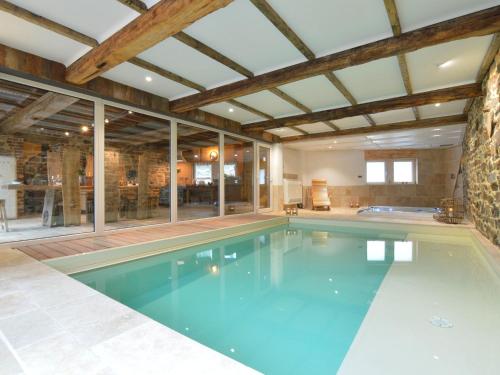 Bazén v ubytování Country Home in Theux with Pool & Sauna nebo v jeho okolí