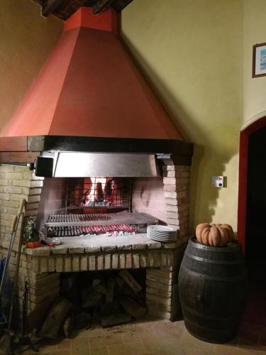 a brick fireplace with a pizza oven in a room at Agriturismo Corte Palazzo in Marcaria
