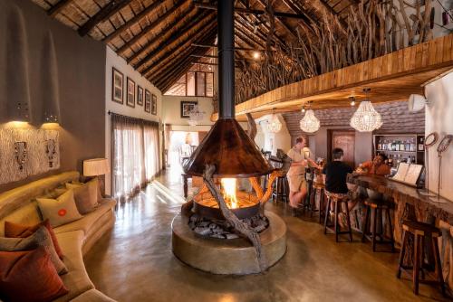 Khu vực ghế ngồi tại Impodimo Game Lodge