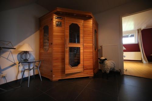 a small room with a dog standing next to a table at Barsy 34 in Havelange