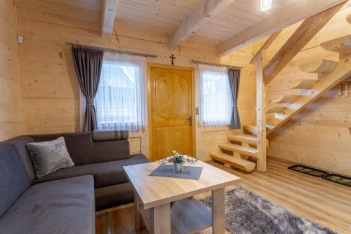 a living room with a couch and a table at DOMKI NA WIERCHU in Biały Dunajec