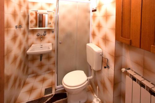 Ett badrum på Apartments Mladenka
