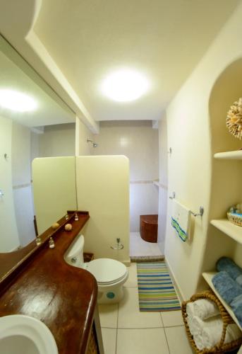 a bathroom with a toilet and a sink at Villa exclusiva en Ixtapa a unos pasos del mar in Ixtapa