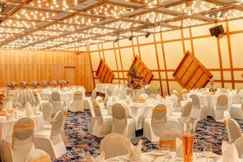a large room filled with tables and chairs at Mercure Grand Jebel Hafeet in Al Ain