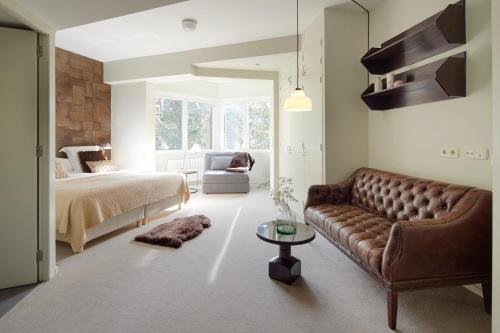 sala de estar con sofá y cama en Amitges by FeelFree Rentals, en Baqueira Beret