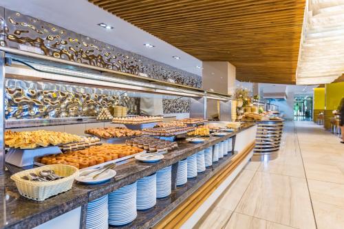 una panadería con mucha comida en exposición en Prestige Mer d'Azur en Sunny Beach