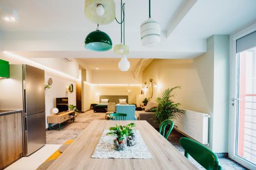 jadalnia i salon ze stołem i krzesłami w obiekcie Mosquito Silesia Apartments w mieście Katowice