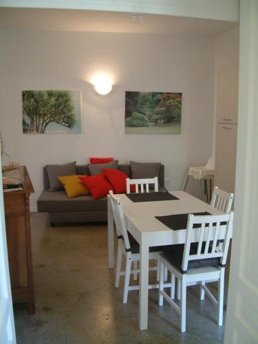 un tavolo e sedie in soggiorno con divano di Casa vacanza Piazza Marconi a Valdobbiadene