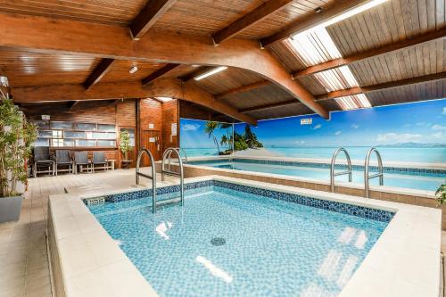 - une piscine intérieure avec vue sur l'océan dans l'établissement Bucklegrove Holiday Park, à Cheddar
