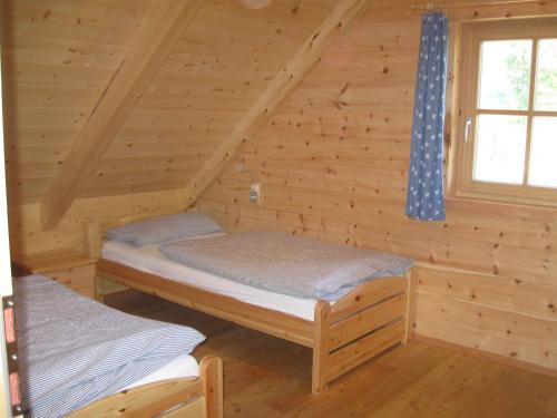 um quarto com 2 beliches num chalé de madeira em Pichelhütte em Murau