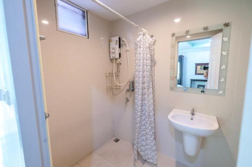 呵叻的住宿－J Jamroon Place，一间带水槽和镜子的浴室
